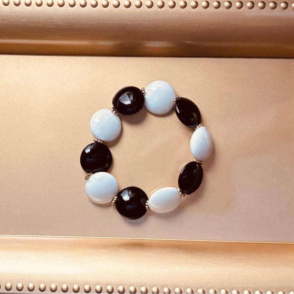 Black & White Stretch Bracelet. OSFM